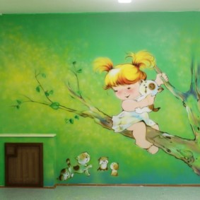 วาดภาพบนผนังของสถานรับเลี้ยงเด็กสำหรับเด็กก่อนวัยเรียน