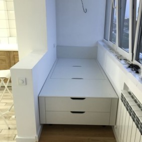 פודיום עם מגירות במרפסת המחוברת