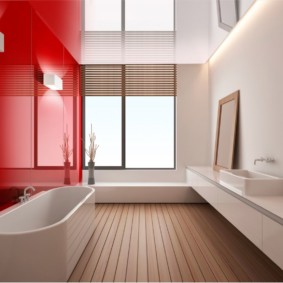 ภายในห้องน้ำสีแดงและสีขาวพร้อมหน้าต่าง
