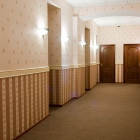 วอลล์เปเปอร์รวมในห้องโถงของภาพถ่ายภายในอพาร์ตเมนต์