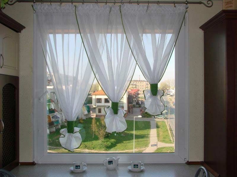 ผ้าม่าน tulle สั้น ๆ ที่หน้าต่างห้องครัว