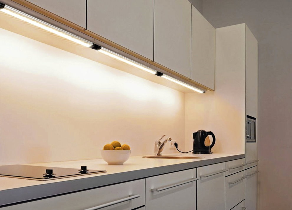 พื้นผิวการทำงาน LED-backlit ในครัวที่ทันสมัย