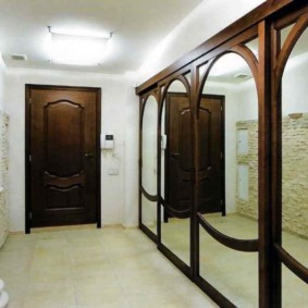 מראה קיר בקישוט התמונות במסדרון