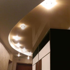 เพดานที่ถูกระงับในการตกแต่งภายในห้องโถง