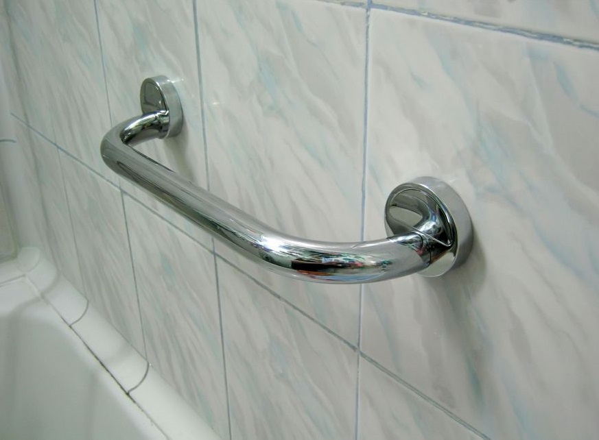 ราวจับตรงบนกระเบื้องเซรามิกในห้องน้ำ