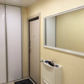 ห้องโถงในอพาร์ทเมนต์ในรูปภาพบ้านแผง