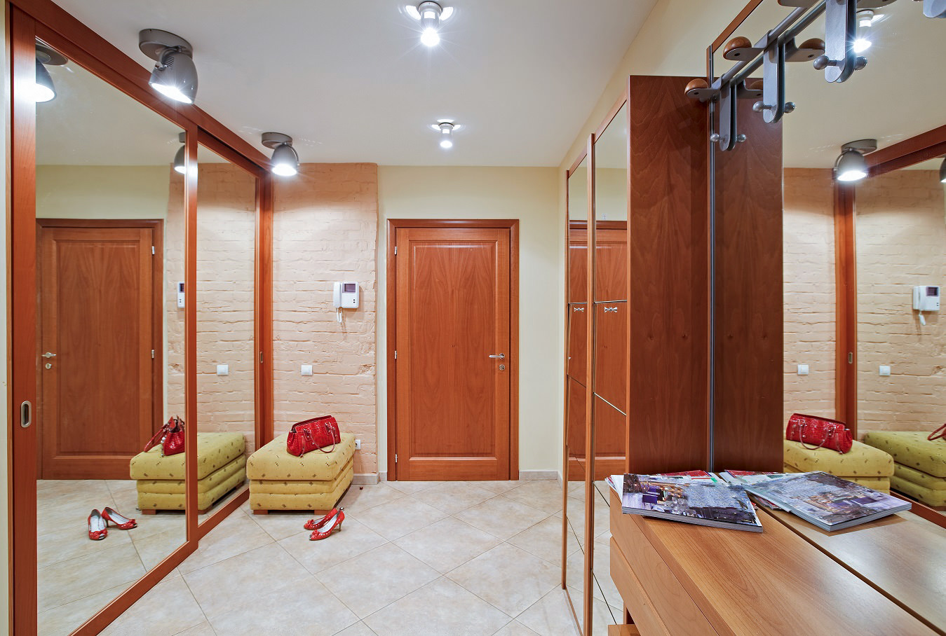 ห้องโถงในอพาร์ตเมนต์ในบ้านแผง
