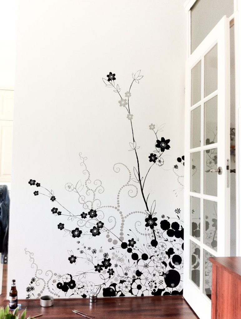ภาพวาดหมึกบนผนังสีขาวในอพาร์ตเมนต์
