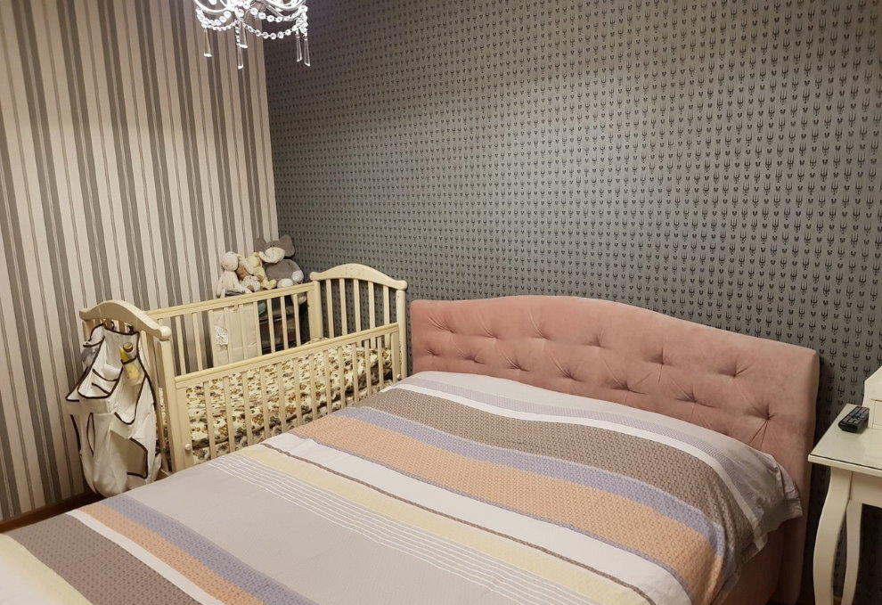 ห้องนอนเล็กพร้อมวอลล์เปเปอร์สีเทา