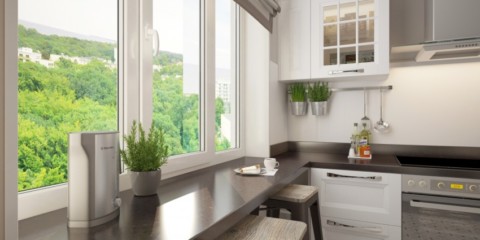 เคาน์เตอร์แทน windowsill ในตำแหน่งมุมครัว