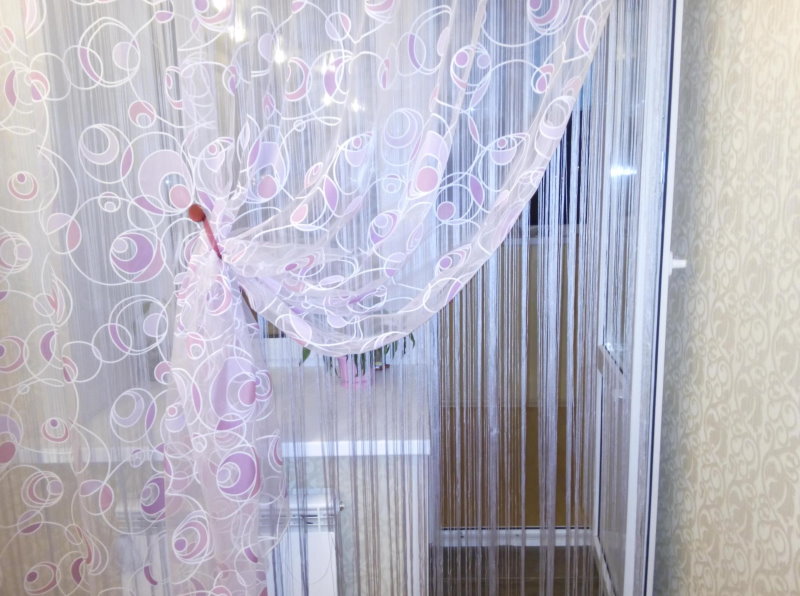 ตกแต่งหน้าต่างด้วยประตูระเบียง tulle และมัสลิน