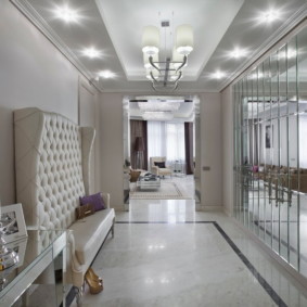 กระจกในโถงทางเดินโดย feng shui decor photo