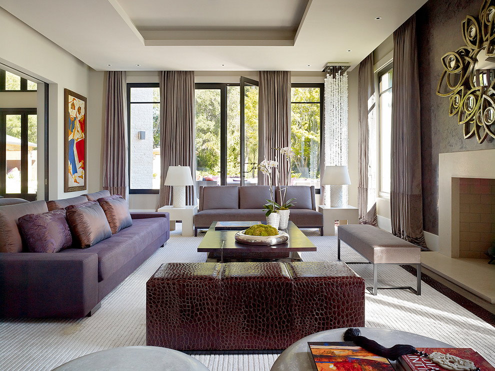 ฝ้าเพดานพลาสเตอร์สีขาวในห้องโถงของบ้านในชนบท