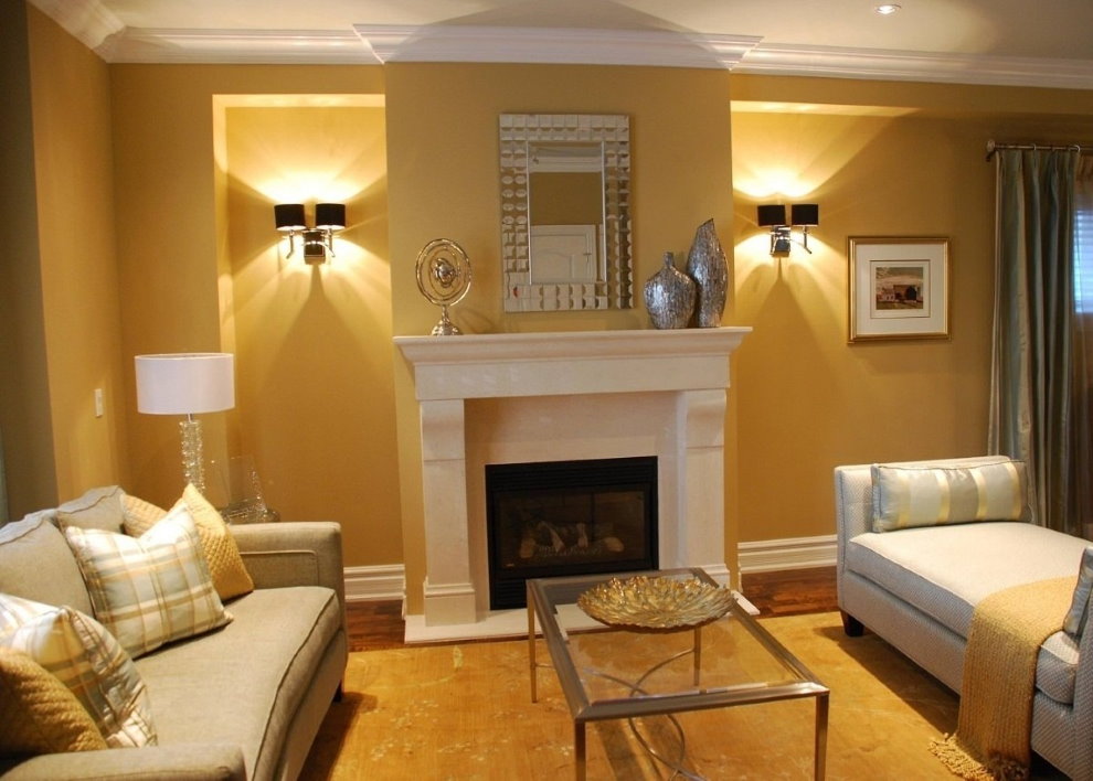 คู่ sconces บนทั้งสองด้านของเตาผิง