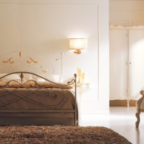 sconces ในห้องนอนเหนือมุมมองความคิดเตียง