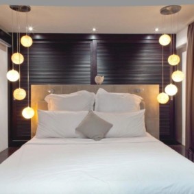 sconces ในห้องนอนเหนือเตียงความคิดความคิด