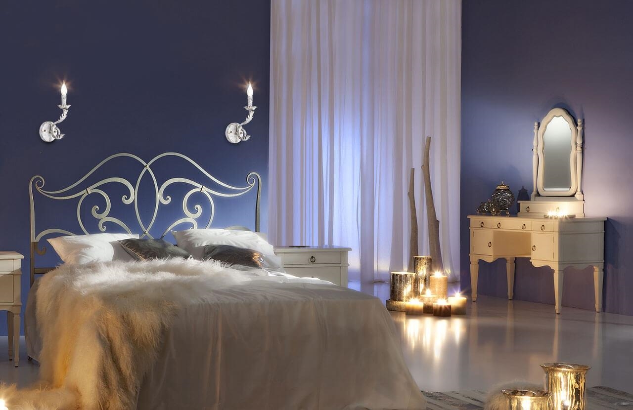 sconces ในห้องนอนเหนือภาพถ่ายความคิดเตียง