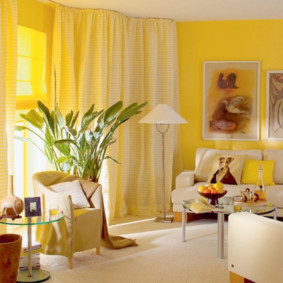สีเหลืองในการตกแต่งภายในของห้องนั่งเล่น