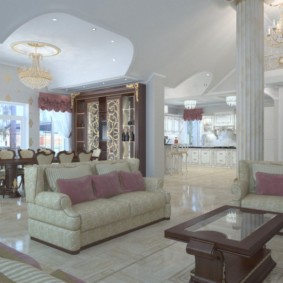 คอลัมน์โบราณในห้องนั่งเล่นของบ้านส่วนตัว