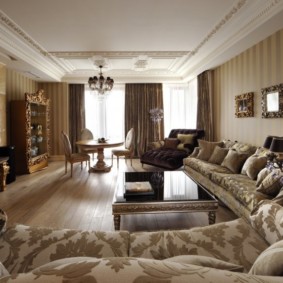 หมอนตกแต่งบนโซฟาในห้องนั่งเล่น