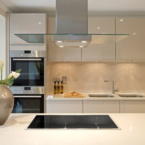 ภาพถ่ายของห้องครัวที่ทันสมัยในอพาร์ตเมนต์