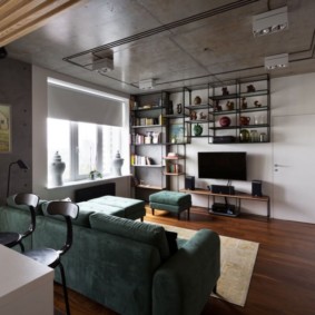 เปิดชั้นวางบนผนังห้องห้องใต้หลังคา