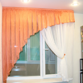 ผ้าม่านสีชมพูและสีขาว tulle