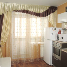 ผ้าม่านที่มี pelmet ในการตกแต่งภายในของห้องครัว