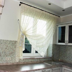 ม่านโปร่งใสที่ด้านหนึ่งของหน้าต่างห้องครัว