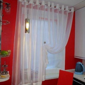 ผ้าม่านสีขาวในห้องครัวที่มีผนังสีแดง