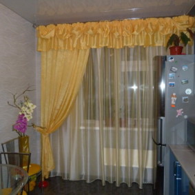 ม่านสีเหลืองบนหน้าต่างห้องครัว