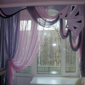 ผ้าม่านสีม่วงบนหน้าต่างห้องครัว