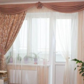 ม่าน tulle น้ำหนักเบาบนบล็อกระเบียง