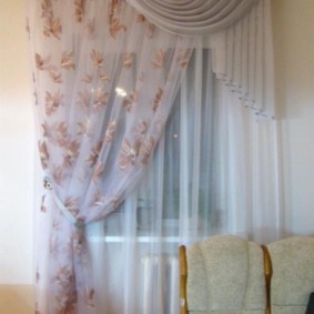 ผ้าม่าน Tulle ที่ด้านหนึ่งของหน้าต่างห้องครัว