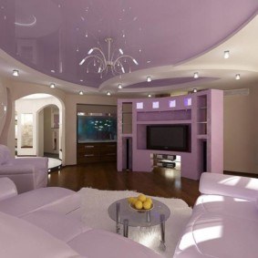 เพดาน Lilac ในห้องนั่งเล่นที่ทันสมัย