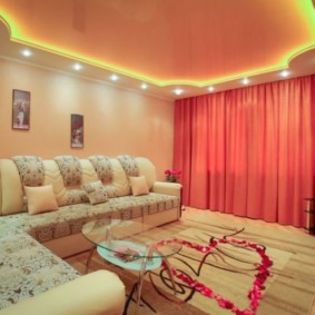 ผ้าม่านสีแดงสดในห้องนั่งเล่นของบ้านส่วนตัว