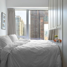 ห้องนอนขนาดกะทัดรัดในอพาร์ตเมนต์ของเมือง
