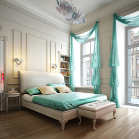 สีเขียวขุ่น tulle ในห้องนอนพร้อมเพดานสูง