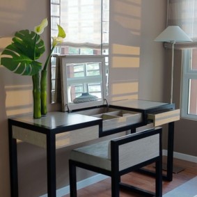 โต๊ะเครื่องแป้งสีดำและสีเทาในห้องนอนที่ทันสมัย