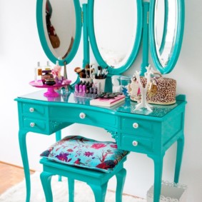 โต๊ะเครื่องแป้งสีฟ้าครามพร้อมกระจกสามบาน