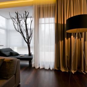ห้องโถงของบ้านส่วนตัวพร้อมผ้าม่านที่สวยงาม