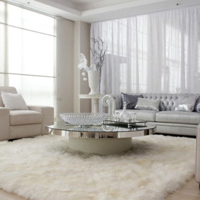 เฟอร์นิเจอร์สีขาวในการตกแต่งภายในห้องนั่งเล่น
