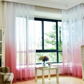 ผ้าม่านโปร่งสีชมพูและสีขาว
