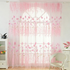 tulle ที่ละเอียดอ่อนในห้องที่มีผนังสีขาว