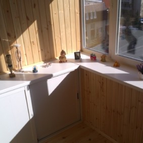 windowsill พลาสติกบนระเบียงเคลือบ