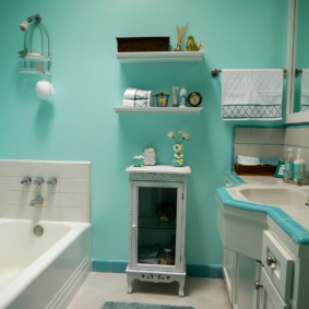 ผนังสีเขียวขุ่นในห้องน้ำของบ้านในหมู่บ้าน