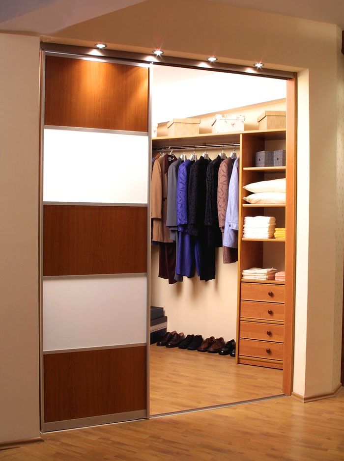 ห้องเก็บของในประตูบานเลื่อนของอพาร์ทเมนท์
