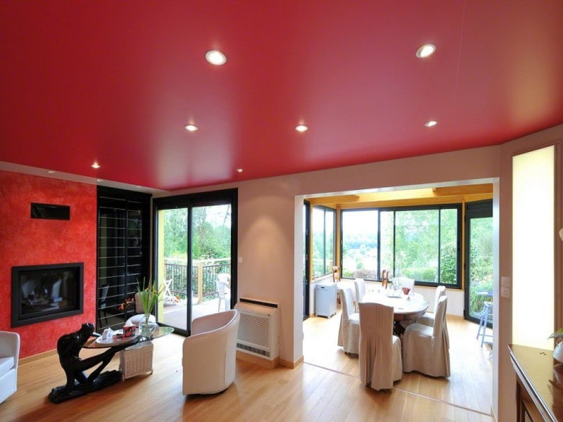 เพดานสีแดงในการตกแต่งภายในห้องนั่งเล่น