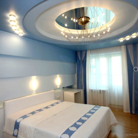 เพดานที่ถูกระงับในภาพการตกแต่งภายในห้องนอน