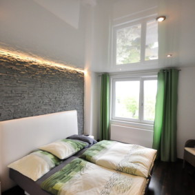 เพดานที่ถูกระงับในประเภทห้องนอนของการออกแบบ